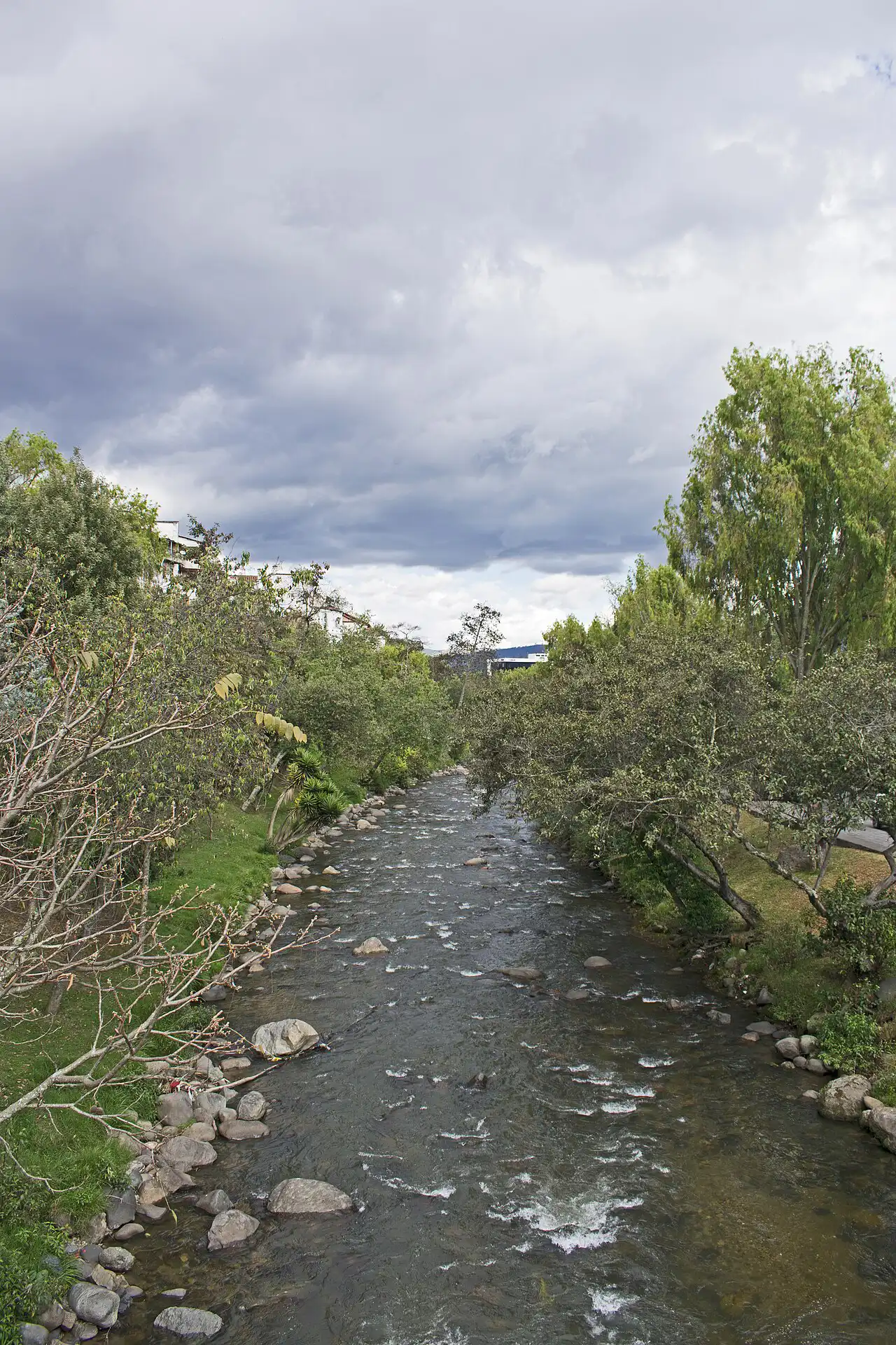 Casas patrimoniales suspendidas sobre el acantilado del Barranco en Cuenca