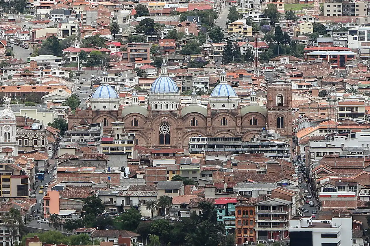 Fachada de ladrillo y cúpulas celestes de la Catedral de la Inmaculada Concepción en Cuenca