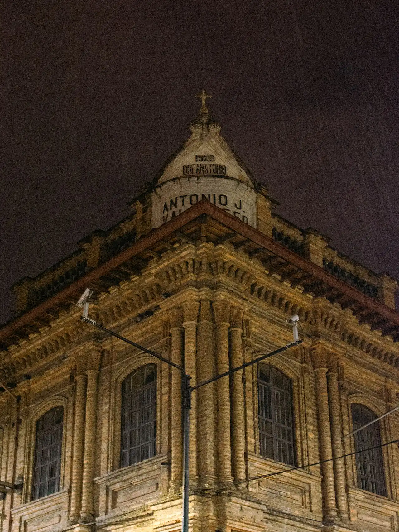 Vista arquitectónica nocturna de casonas coloniales y republicanas en el Centro Histórico
