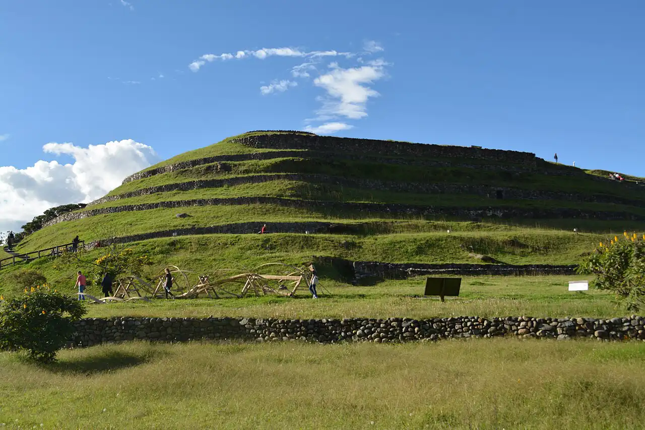 Terrazas agrícolas y muros de piedra del Complejo Arqueológico Pumapungo