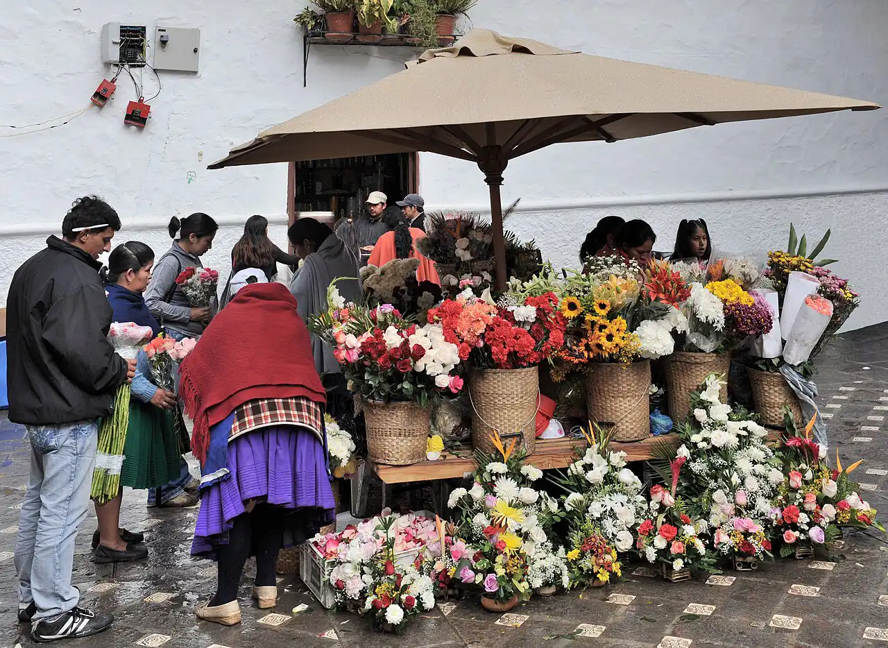 Puestos tradicionales de flores coloridas frente al Monasterio del Carmen de la Asunción