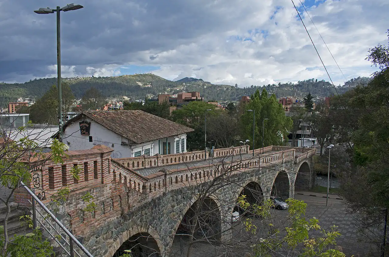 Arcos históricos del Puente Roto extendiéndose hacia el río Tomebamba